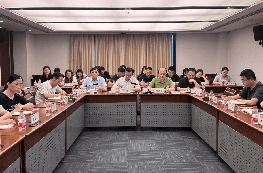 誠通國(guó)貿黨委開展主題教育專題學習研讨會